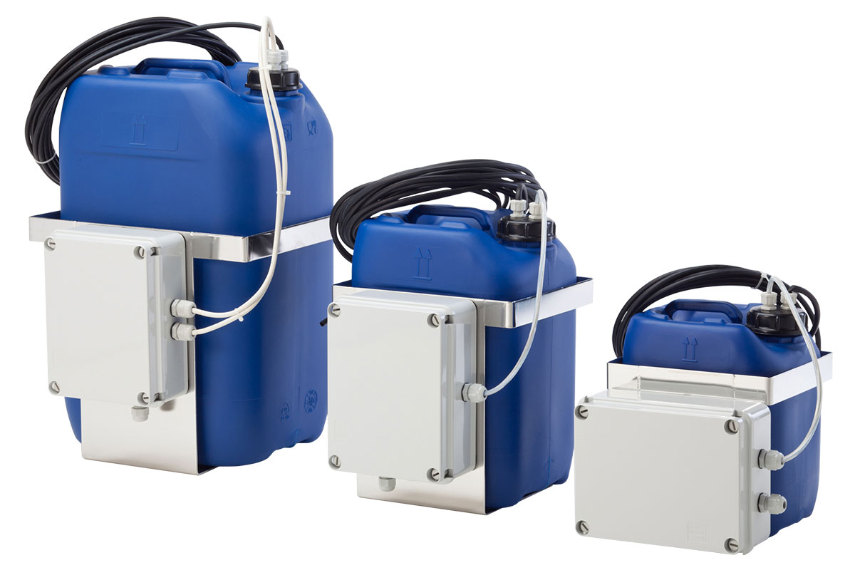 Washer tanks with integral pump for CCTV camera housings window washing